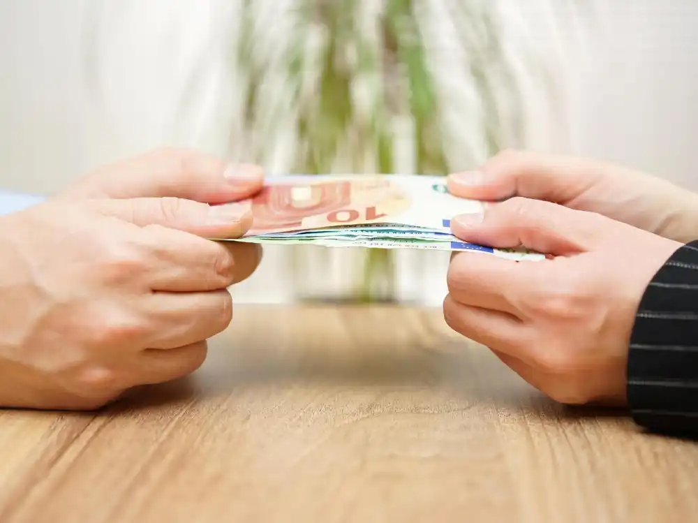 Mehr über den Artikel erfahren Die Kunst des Preisverstehens: Was zahlen Sie wirklich, wenn Sie Kunst kaufen?