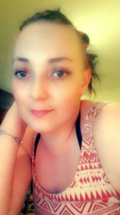 Ein selfie der Künstlerin mit Farbfilter