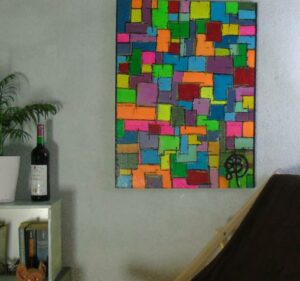 AB0017 ,ian einer hellgrauen wand in wohn umgebung