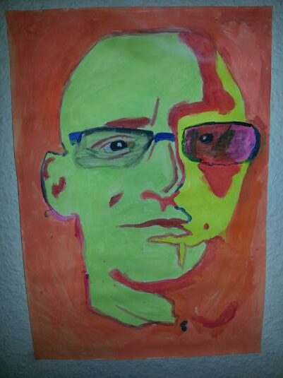 Frontalansicht eines männlichen Gesichtes der Mann trägt Brille und hat Glatze
