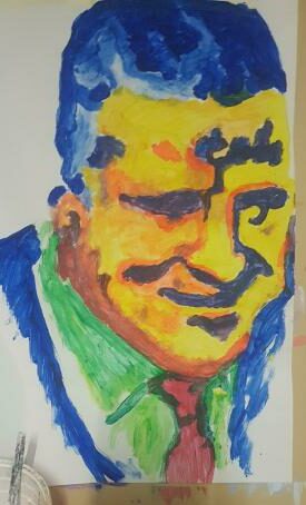 Zeig den Kopf eines Mannes etwas comicmäßig gemalt der Mann hat blaue Haare gelbe Haut