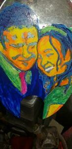 Zeigt ein gemaltes Bild comicmäßig von einem Mann und einer Frau auf Acrylglas