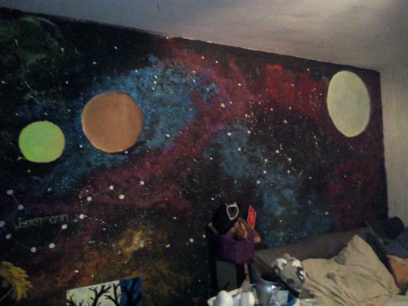 Fotografie einer Wand auf der eine Galaxie gemalt ist