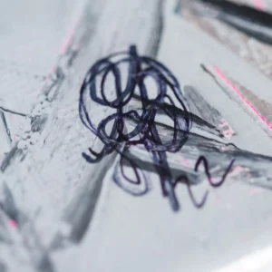 Signatur der Künstlerin, schwarze dünne Linien auf grauer Fläche .(ab0035)