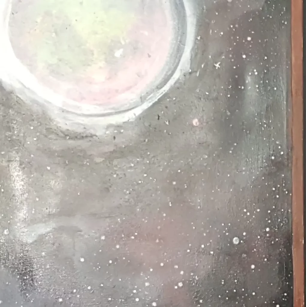 das Dachfenster zeigt Ein leuchtenden Vollmond am dunklen Sternenhimmel. der Mondschein strahlt die wenigen Wöllckchen an als würde man durch ein Veluxfenster sehen