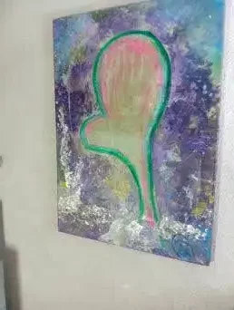 Ab0043 ;Comic , der Hintergrund sind verschieden blau bis lilafarben wild übereinander gestrichen, wo bei, es von mal zu mal mehr vom Blau aufs lila -pinke hinübergeht ... In der Mitte ist ein unförmiger Comic artiges Herz erinnert aber etwas an Fäustlinge .. Die Fläche des herze gelb grünlich mit Roda Schattierungen es ist Jade grün umrandet silberne Flocken setzen Highlights